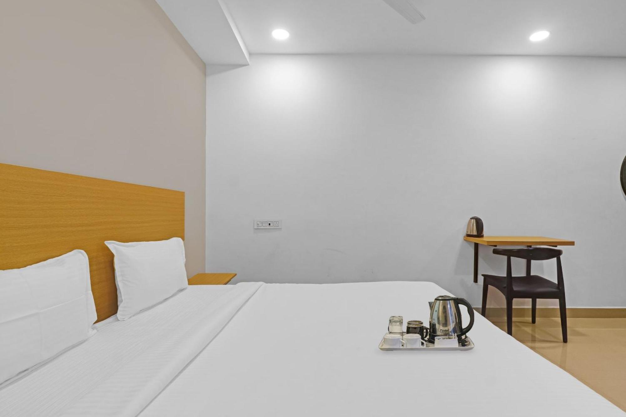 Townhouse Che Sigma Hotell Hyderabad Exteriör bild