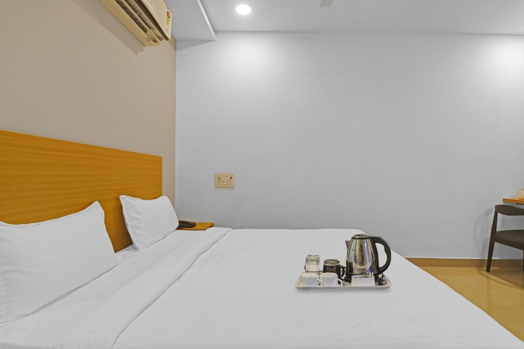 Townhouse Che Sigma Hotell Hyderabad Exteriör bild